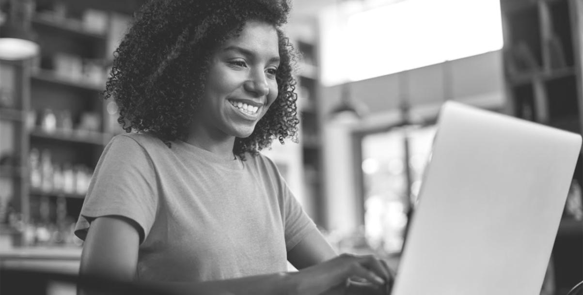 Teilnehmer arbeiten gemeinsam an Finanzanalysen und diskutieren Ergebnisse in einer praxisnahen Lernumgebung