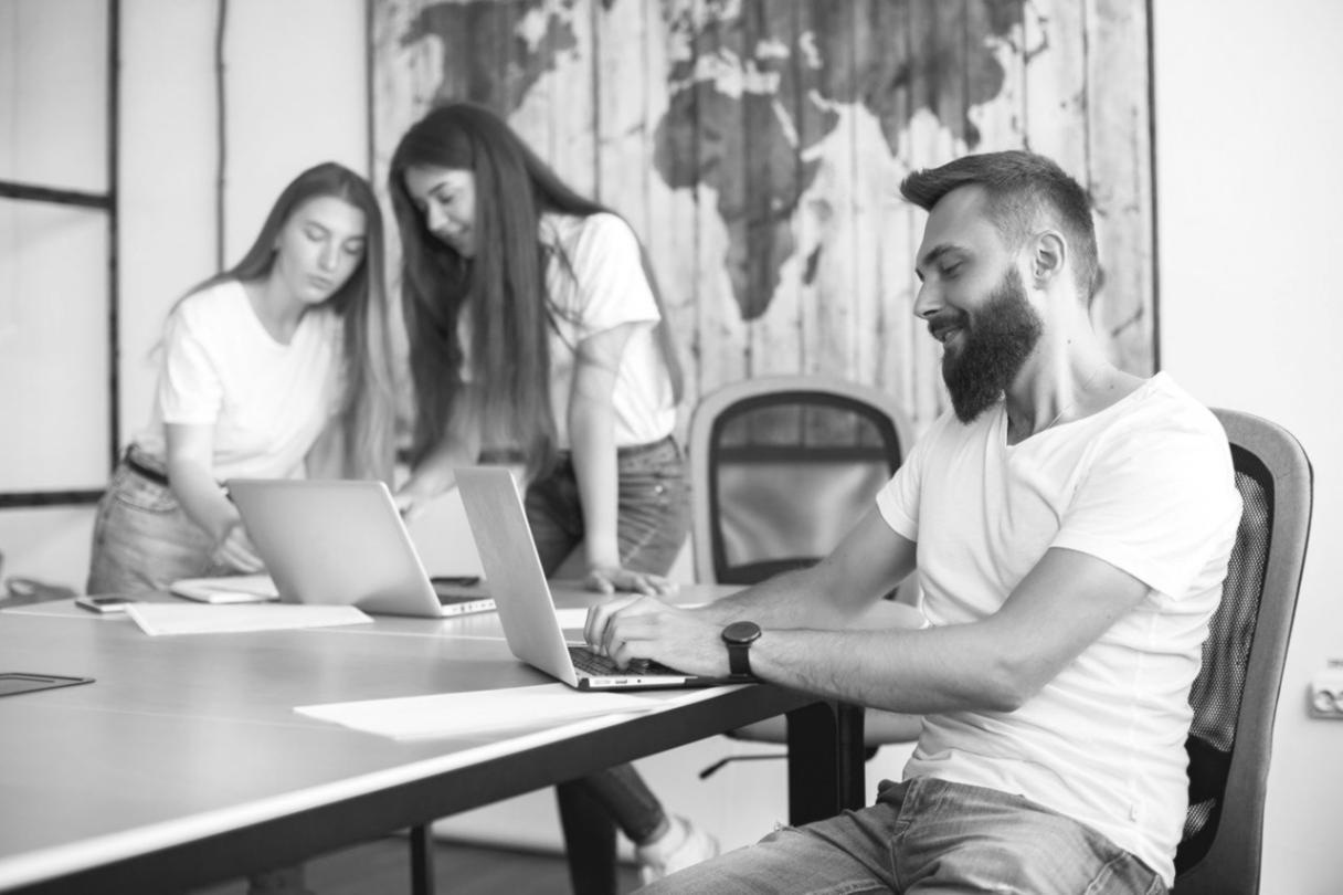 Arbeitsplatz mit Dokumenten und Laptop für Finanzberatung